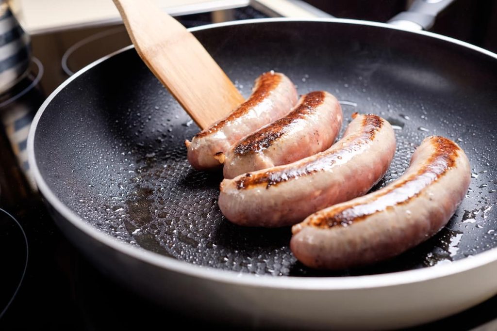 Perfectly Preparing Brats: Boiling on the Stove Before Grilling插图