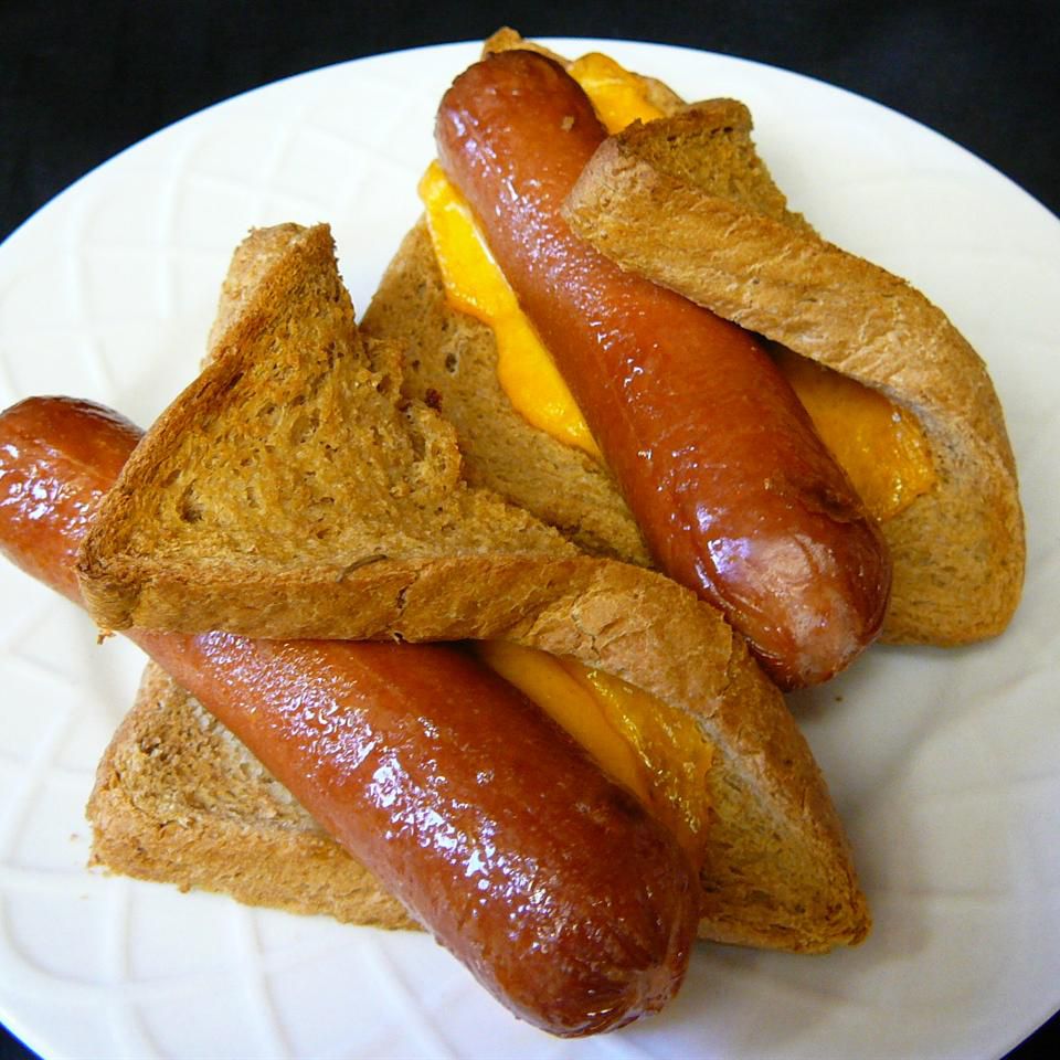  cook hotdogs on the stove