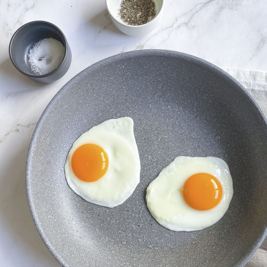 What temperature to cook eggs on stove?