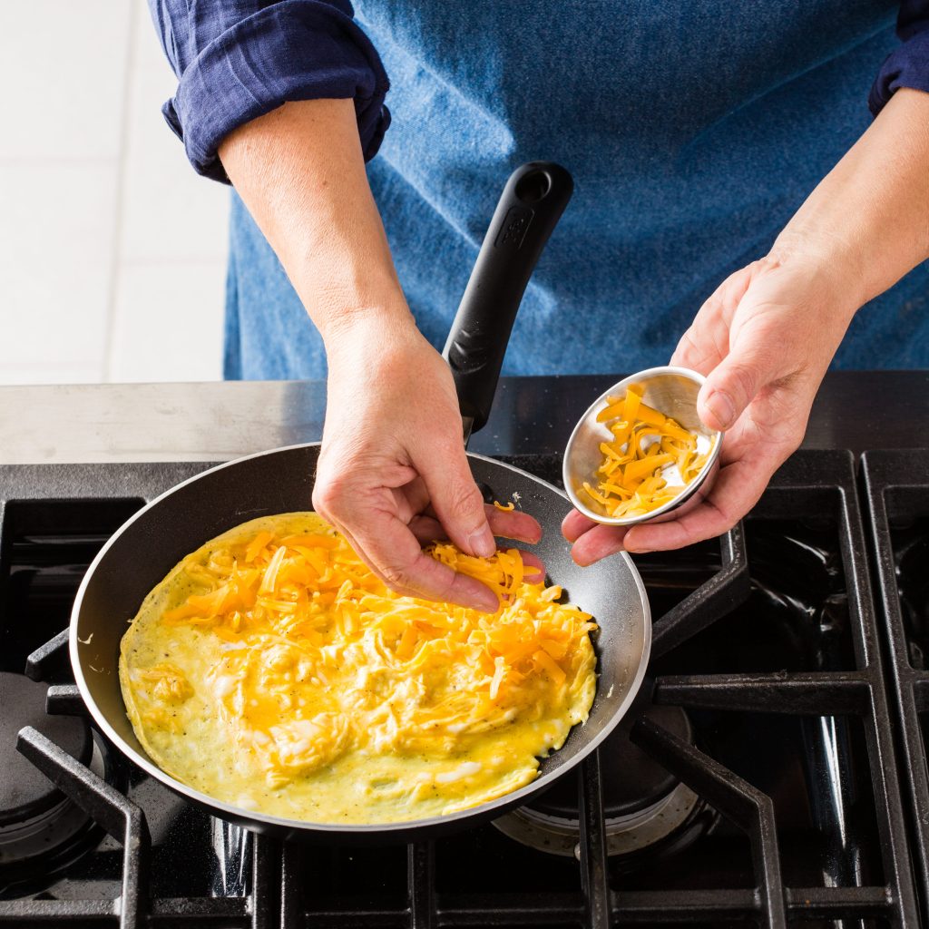 What temperature to cook eggs on stove?